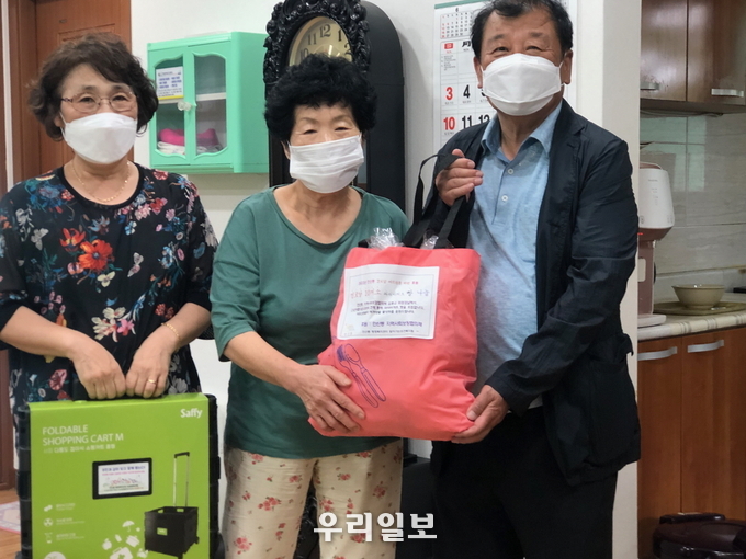 안산시 안산동 지역사회보장협의체가 경로당에 사랑의 빵을 전달했다.(사진=안산시청)