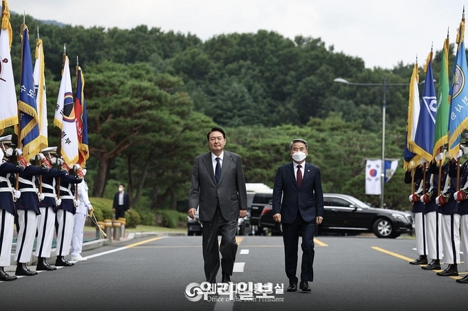 윤석열 대통령이 계룡대에서 전군 주요지휘관 회의를 주재하기 위해 의장대 사열을 하고 있다. ⓒ 대통령실 제공