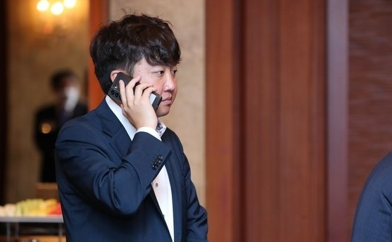 이준석 국민의힘 당 대표가 어딘가 통화를 하고 있다. ⓒ 국회사진 기자단