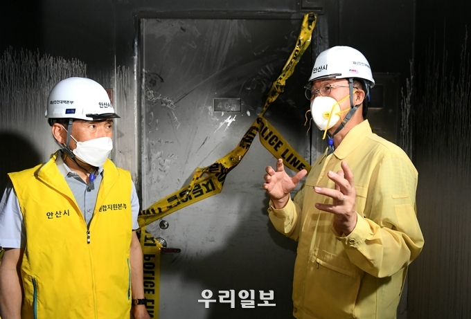 이민근 안산시장(오른쪽)이 안산시 재난대책본부 통제관과 함께 피해현장을 들러보고 있다.(사진=안산시청)