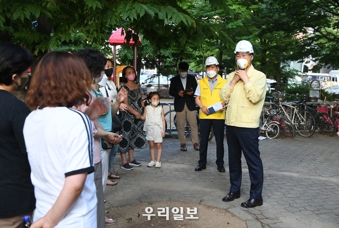 이민근 안산시장(오른쪽)이 화재사고 현장을 찾아 주민들을 위로하고 피해 지원에 최선을 다하겠다고 말하고 있다.(사진=안산시청)