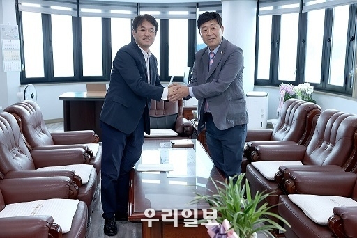 지난 8일 이동환 고양시장(왼쪽)과 김영식 고양시의회(오른쪽) 신임 의장과 악수를 나누고 있다. (사진출처=이동환 고양시장 페이스북)