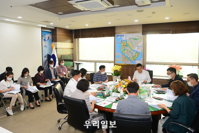 이재호 구청장이 각 국 실과별 주요업무보고를 받고 있다. ⓒ 연수구청 제공