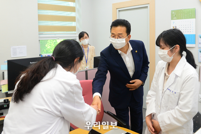 이재호 연수구청장이 보건소를 방문하고 있다 ⓒ 연수구청 제공