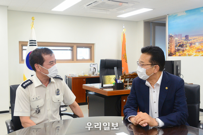 이재호 연수구청장이 송도소방서를 방문해 담소를 나누고 있다.ⓒ 연수구청 제공
