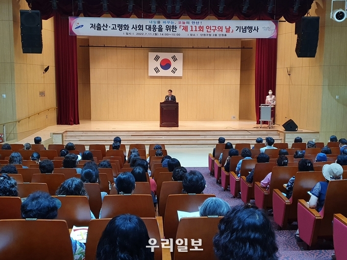 김대순 안산시부시장이 단원구청 단원홀에서 열린 제11회 인구의 날 행사에서 축사를 하고 있다.(사진=안산시청)