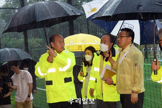 박형덕 동두천 시장이 자연재난 대비체계 목표로 여름철 위험지역 현장점검을 하고 있다. ⓒ 동두천시청 제공