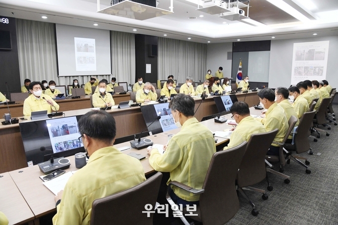 시흥시가 여름철 자연재난 대응을 강화하는 회의를 하고 있다.(사진=시흥시청)