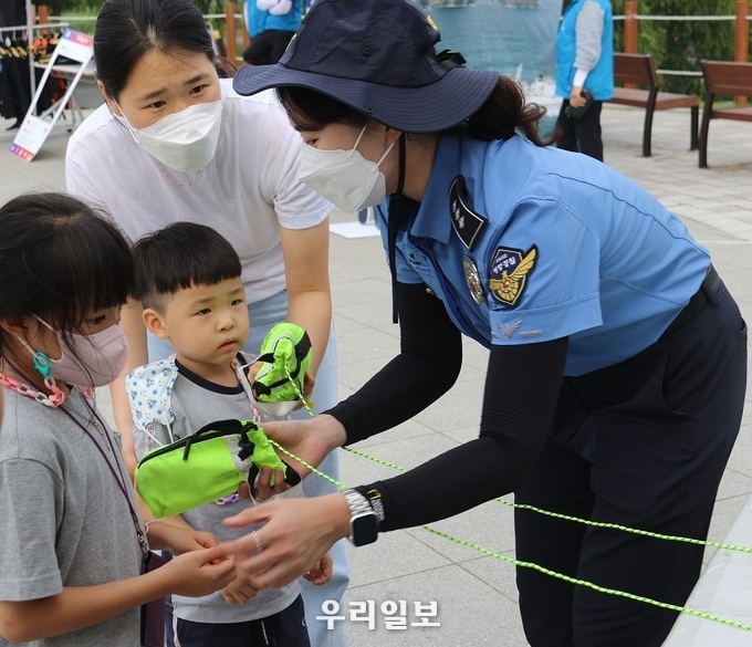 평택해양경찰서는 19일 제8회 연안안전의 날을 맞아 시민안전 캠페인 실시 ⓒ 평택해경 제공