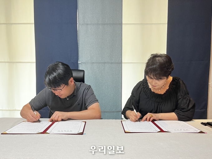 친구청소년쉼터가 충주오페라단과 가정밖 청소년 업무협약을 체결하고 있다.(사진=친구청소년쉼터)