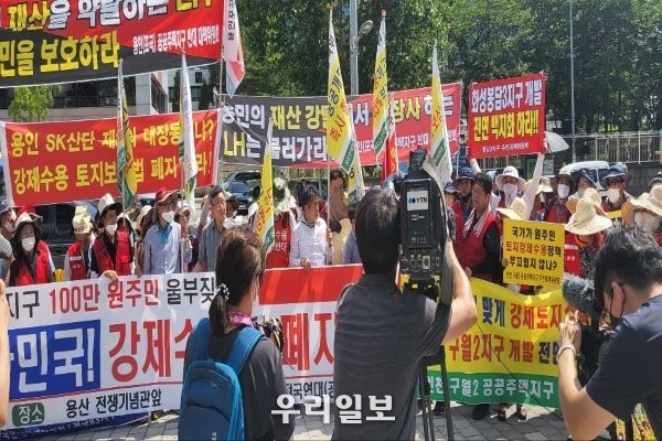 25일 오후 2시 공공주택지구 전국연대 대책협의회 의장 임채관과 전국 수용지구 원주민 대표 1백명이 참가한 가운데, 용산 대통령집무실 인근 전쟁기념관 앞에서 문재인 정부의 강제수용정책 철폐와 수용주민들의 생존권 보장, 정당 보상을 촉구하는 전국연합집회를 하고 있다.