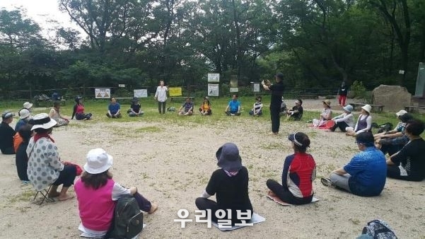 지난 7월 16일 서울 방배동 효령로 어싱길에서 국제어싱협회 정기 어싱데이(Earthing Day) 행사를 하고 있다.