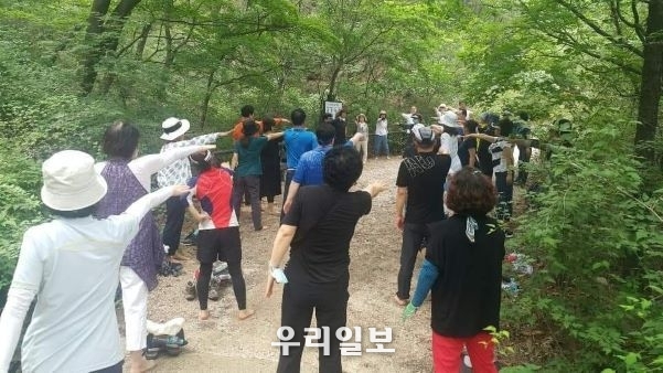 지난 7월 16일 서울 방배동 효령로 어싱길에서 국제어싱협회 정기 어싱데이(Earthing Day) 행사를 하고 있다.