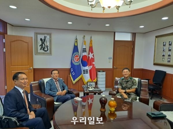 지난 28일 사단법인 세계밀리터리룩 페스티벌 백호현 이사장(중앙)과 이종호 이사(왼쪽)이 무적상승부대 5사단 김흥준 사단장(오른쪽)과 간담회를 갖고 있다.