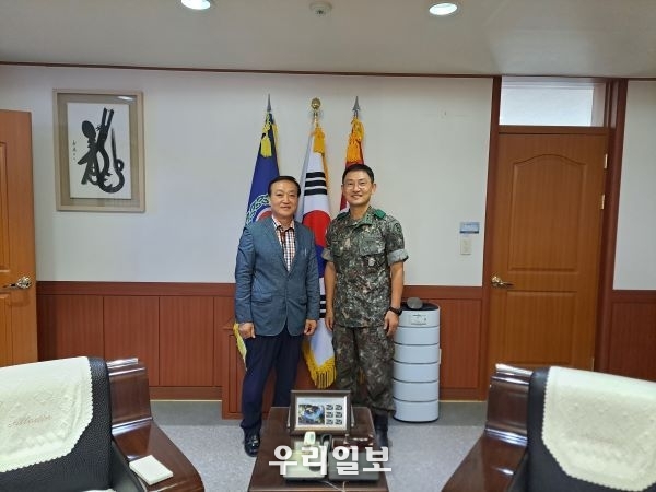 지난 28일 사단법인 세계밀리터리룩 페스티벌 백호현 이사장(왼쪽)과 무적상승부대 5사단 김흥준 사단장(오른쪽)이 간담회를 마치고 기념촬영을 하고 있다.