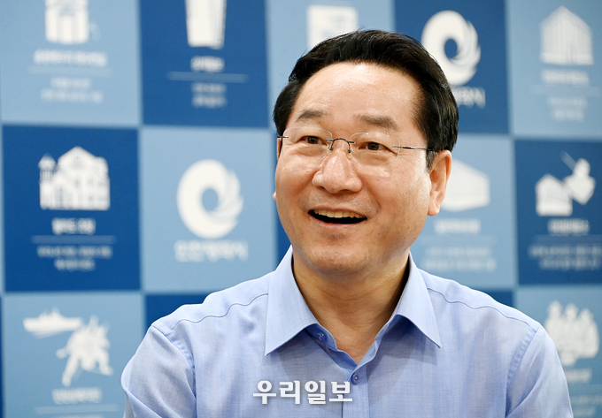 유정복 시장이 질문에 답을 하고 있다. 