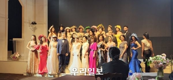 지난 7월 28일 극영화 ‘꽃길’ 제작발표회와 함께 시니어 모델들의 오프닝 패션쇼를 마치고 기념촬영을 하고 있다.