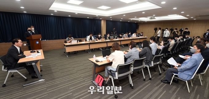 유정복 인천시장이 1일 시청 공감회의실에서 취임 1개월 기자 차담회를 갖고 질의에 답변하고 있다. ⓒ인천시청 제공