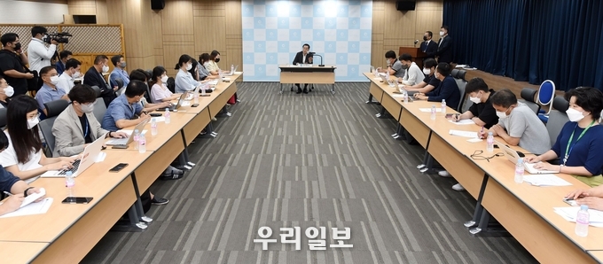 유정복 인천시장이 1일 시청 공감회의실에서 취임 1개월 기자 차담회를 갖고 질의에 답변하고 있다. ⓒ인천시청 제공