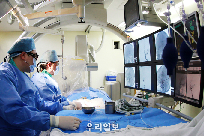 가톨릭대 부천성모병원 뇌졸중센터장 신경외과 김성림 교수(좌로부터 두 번째)가 뇌졸중환자에게 뇌혈관내수술을 시행하고 있다. ⓒ가톨릭대 부천성모병원<br>
