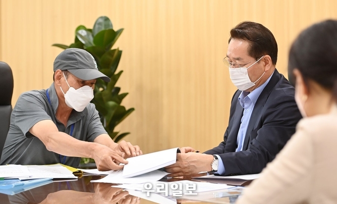 유정복 시장이 중구 신흥동 토지주 김선근씨가 유정복 시장에게 설명을 하고 있다. ⓒ 인천시 제공