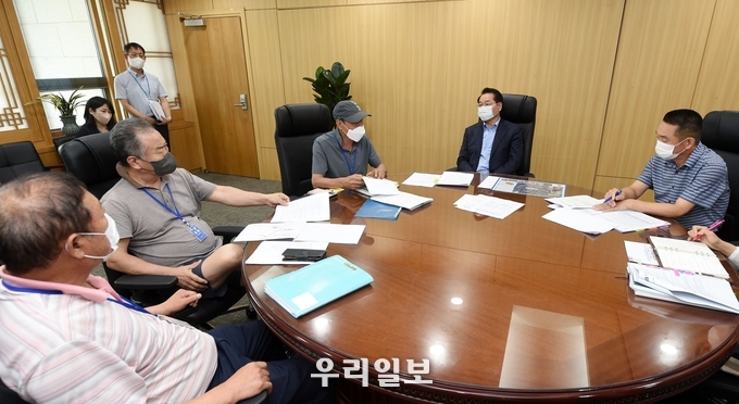 인천 중구 신흥동 주민들이 공익사업으로 재결된 55평 토지에대해 설명을 하고있다. ⓒ 인천시청 제공