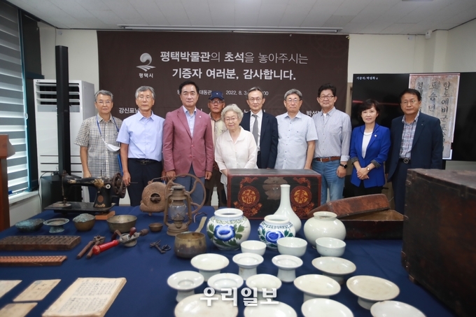 정장선 평택시장은, 평택박물관 건립위한 유물 기증자에게 감사장 전달 ⓒ 평택시청 제공