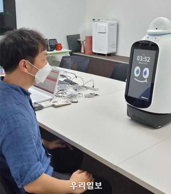 파워보이스 음성인식 기술이 적용된 로보케어의 치매예방 로봇 보미