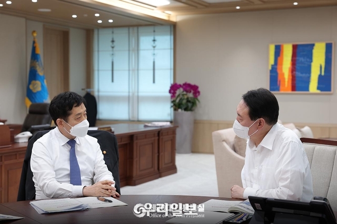 윤석열 대통령이 금융위원회 업무보고를 받고 있다. ⓒ 대통령실 제공