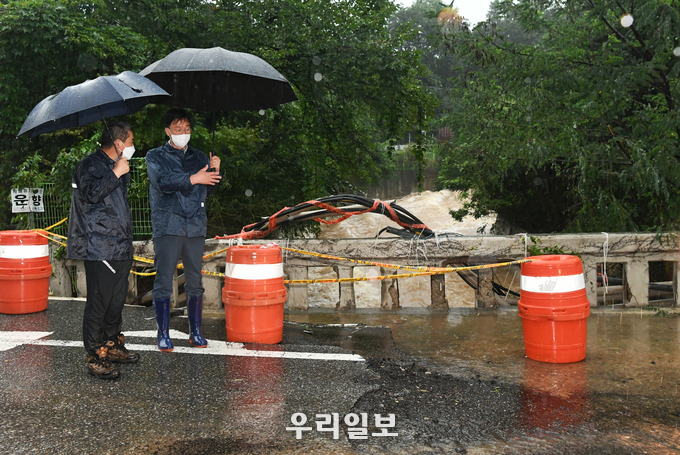 이민근 안산시장(오른쪽)이 반월동장과 함께 반월저수지 제방 안전유무를 살피고 있다.(사진=안산시청)