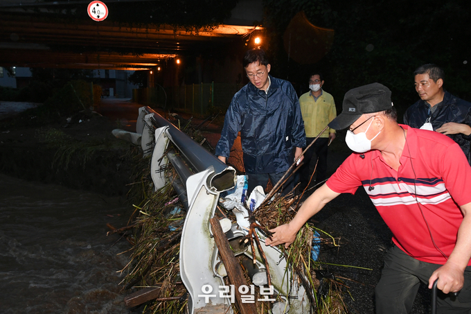 이민근 안산시장(왼쪽)이 반월동에 위치한 침수된 다리를 찾아 안전여부를 살피고 있다.(사진=안산시청)