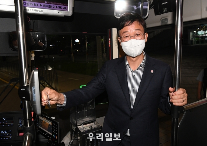 이민근 안산시장이 광역버스 심야연장운행에 앞서 직접시승하며 점검을 하고 있다.(사진=안산시청)