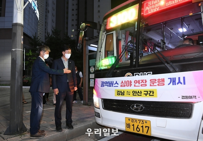 이민근 안산시장(오른쪽)이 광역버스 심야연장운행에 앞서 안전점검을 하고 있다.(사진=안산시청)