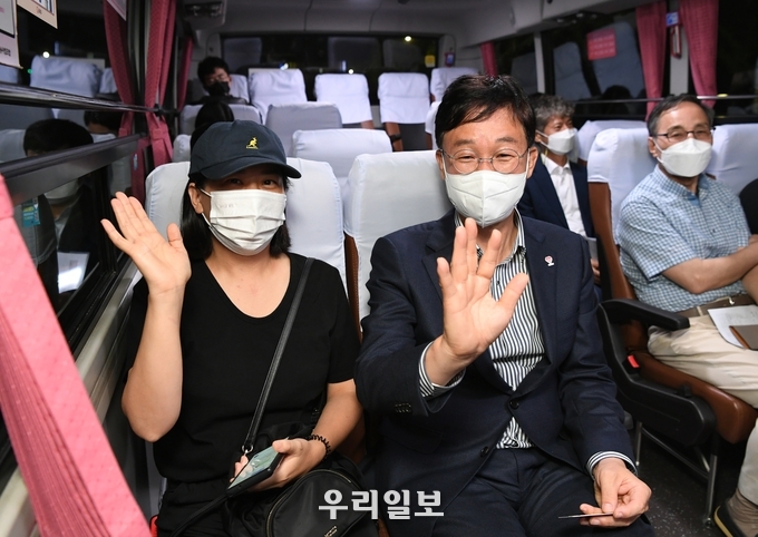 이민근 안산시장(왼쪽두번째)이 광역버스 심야연장운행에 앞서 직접시승하며 점검을 하고 있다.(사진=안산시청)
