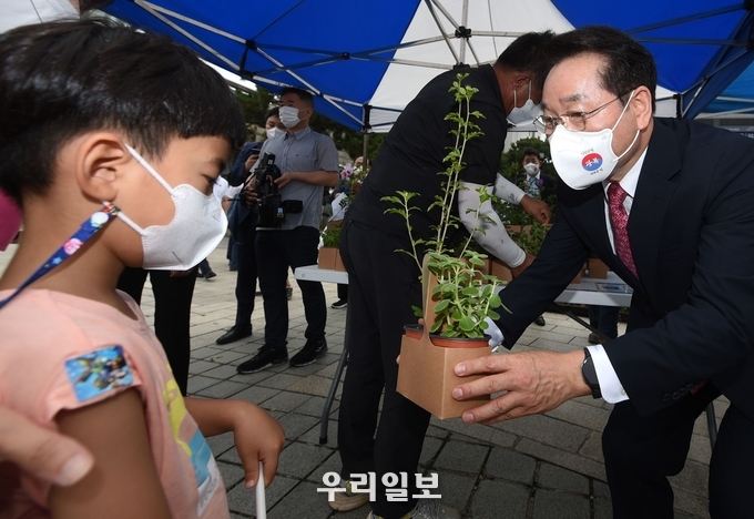 유정복 시장이 15일 인천문화예술회관에서 열린 '제77주년 광복절 경축식'을 마치고 시민들에게 무궁화 묘목을 나눠주고 있다.ⓒ 인천시청 제공