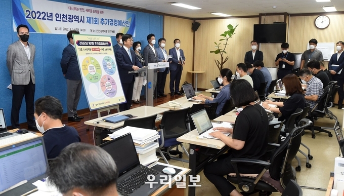 안영규 행정부시장이 16일 시청 브리핑룸에서 열린 '2022년 인천시 제1회 추가경정예산안 설명회'에서 편성안에 대한 설명을 하고 있다.ⓒ 인천시청 제공