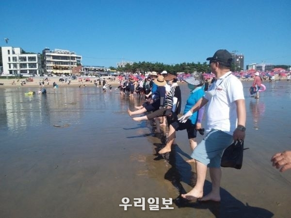 지난 8월 20일 사단법인 국제어싱협회 회원들이 을왕리 해수욕장에서 8월 정기 어싱데이(Earthing Day)행사를 하고 있다.