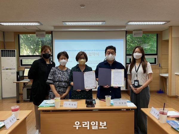 (좌측부터)동작구보건소 차윤정 실장(동작구정신건강복지센터), 박성희 과장, 진경자 팀장(건강관리과), 동작주거상담소 성동훈 실장, 정선혜 주임이 지난 23일 업무협약을 마치고 기념촬영을 하고 있다.(사진제공=사단법인 주거복지연대)