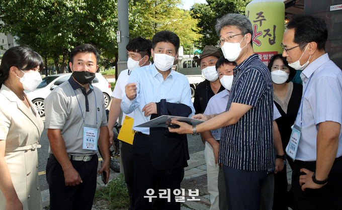 김정헌 청장, 운서역 주민의견 청취 사항을 경청하고 있다. ⓒ 중구청 제공