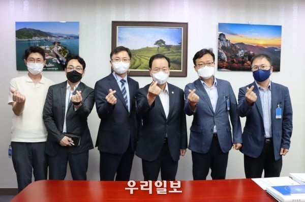 24일 국회 의원회관에서 하영제 의원이 이혜승 수자원공사 수자원시설처장, 정연수 남강댐지사장 등의 예방을 받고 남강댐과 관련된 현안들에 대해 협의를 마치고 기념촬영을 하고 있다.