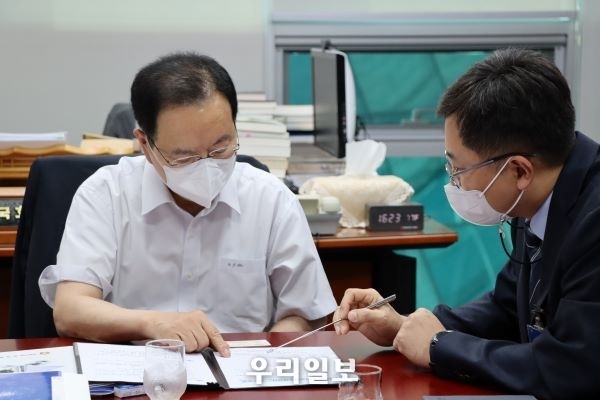 24일 국회 의원회관에서 하영제 의원이 이혜승 수자원공사 수자원시설처장, 정연수 남강댐지사장 등의 예방을 받고 남강댐과 관련된 현안들에 대해 협의를 하고 있다.