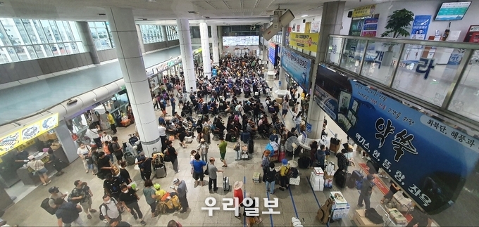 하계 휴가철 특송기간 인천항 연안여객터미널 대합실 ⓒ인천항만공사 제공