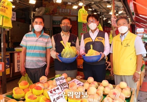 1일 남성사계시장에서 열린 추석맞이 '전통시장 사랑나눔 행사'에서 (왼쪽 두번째)유원식 희망친구 기아대책 회장, (왼쪽 세번째) 이재근 KB국민은행장, (왼쪽 네번째)이재열 상인회장이 남성사계시장 상인과 기념촬영을 하고 있다.