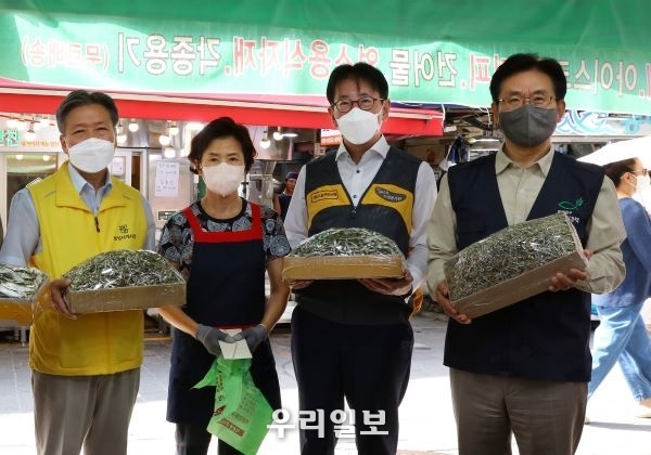 1일 남성사계시장에서 열린 추석맞이 '전통시장 사랑나눔 행사'에서 (왼쪽 첫번째)이재열 상인회장, (왼쪽 세번째) 이재근 KB국민은행장, (왼쪽 네번째) 유원식 희망친구 기아대책 회장이 남성사계시장 상인과 기념촬영을 하고 있다.