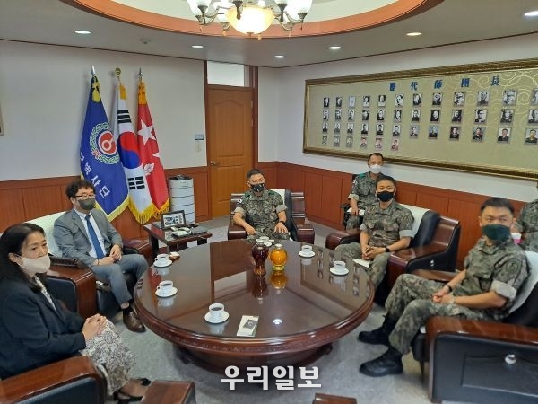 9월 1일 (사)세계밀리터리룩 페스티벌과 (사)백학산업단지 기업인협의회가 상승5사단을 위문방문하여 대화를 나누고 있다.