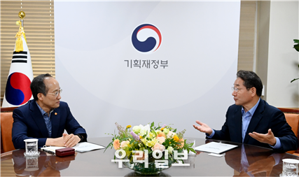 지난 7월 9일 유정복 인천시장이 추경호 경제부총리를 면담을 갖고, 2023년도 주요사업에 대한 국비 지원 등을 요청했다. ⓒ 인천시청 제공