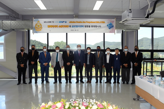 박형덕 시장, 말레이시아 함단 소방청장 환영 및 기업체 현장 방문해 기념촬영을 하고 있다. ⓒ 동두천시청 제공