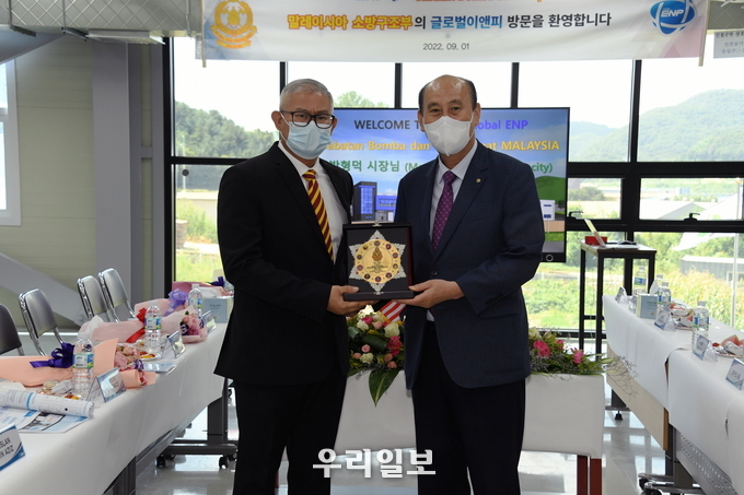 박형덕 시장, 말레이시아 함단 소방청장 기업체 현장 방문해 기념촬영을 하고 있다. ⓒ 동두천시청 제공