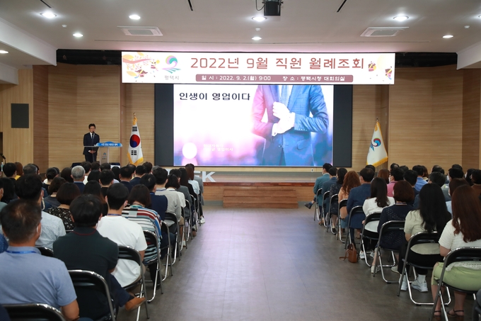평택시 9월_직원 월례조회 송명호 전임 시장에 공로패 전달 ⓒ 평택시청 제공