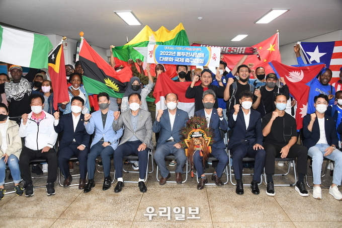 박형덕 동두천시장이, 2022 다문화 국제 축구대회 성황리 개최에 참석해 기념촬영을 하고있다. ⓒ 동두천시청 제공
